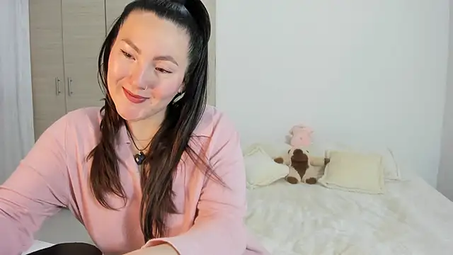 Elle Lee  online show from 09.15.25