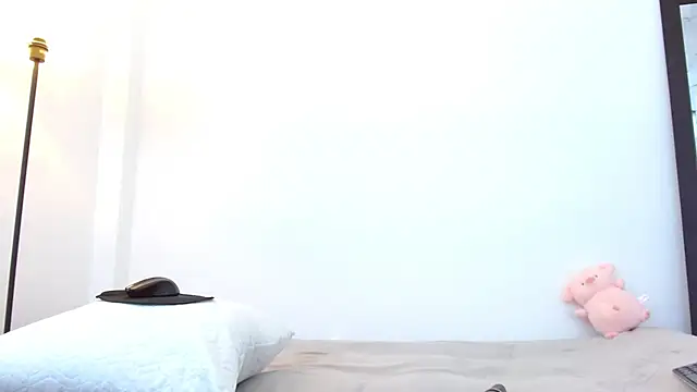 Elle Lee  online show from 05.04.26