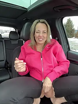 Snapshot of Cherry-red-xo chatting on 01.13.25 Cherry-red-xo online show from 01.13.25