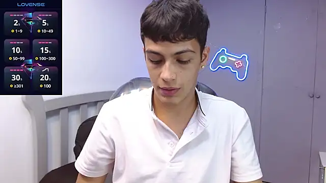 Snapshot of SkinnyBoy_ chatting on 01.21.25 SkinnyBoy online show from 01.21.25