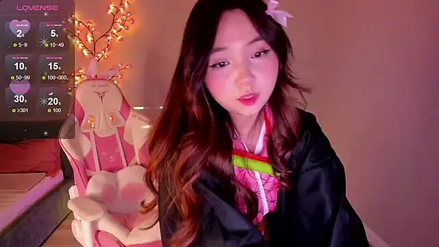 Snapshot of Fluffy_Rose chatting on 10.31.25 Fluffy Rose online show from 10.31.25