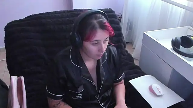 bonnie moon  online show from 10.11.25