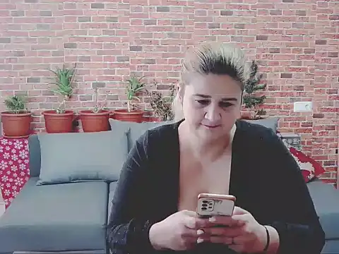 Snapshot of CoryMILF chatting on 12.12.24 CoryMILF online show from 12.12.24