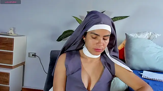 ClaraMariaMon online show from 02.12.25