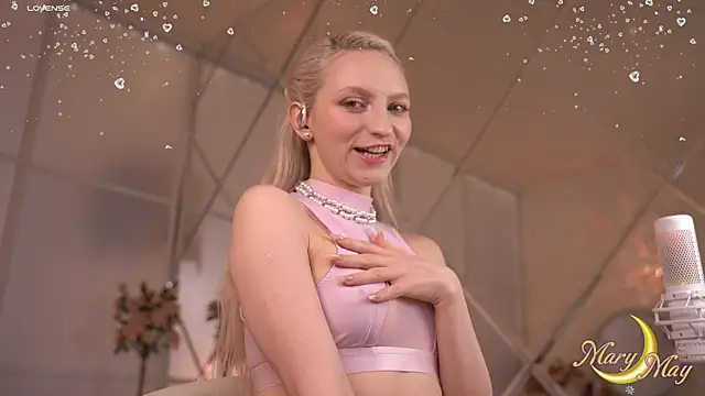 Snapshot of marylunamay chatting on 01.11.26 marylunamay online show from 01.11.26