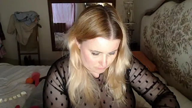 Snapshot of JosieAndYou chatting on 04.04.26 JosieAndYou online show from 04.04.26