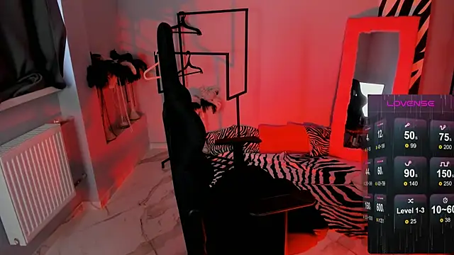 Snapshot of LadyIzabel chatting on 11.04.25 LadyIzabel online show from 11.04.25