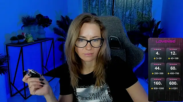 Snapshot of LadyIzabel chatting on 11.06.25 LadyIzabel online show from 11.06.25