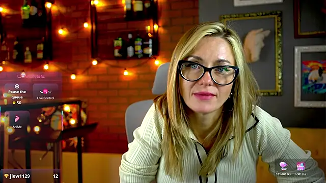 Snapshot of LadyIzabel chatting on 12.02.25 LadyIzabel online show from 12.02.25