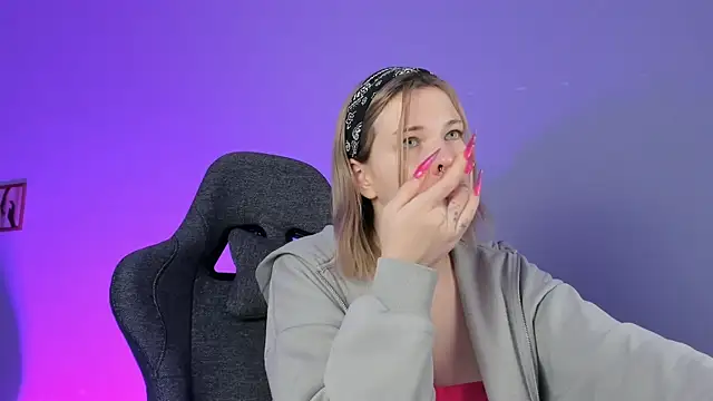 Snapshot of AliceSunday chatting on 12.24.24 AliceSunday online show from 12.24.24