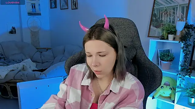 Snapshot of AliceSunday chatting on 01.18.25 AliceSunday online show from 01.18.25