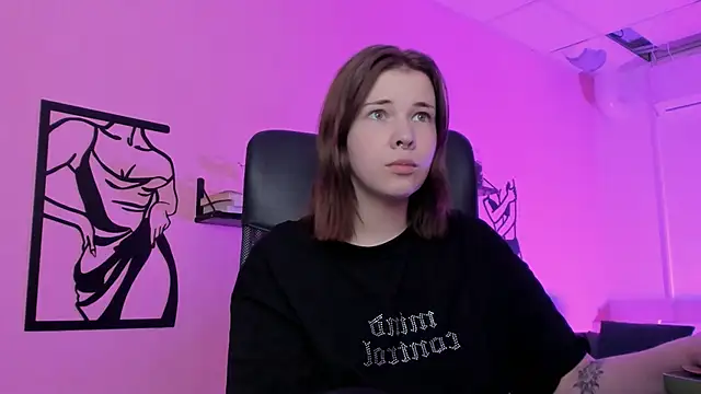 Snapshot of AliceSunday chatting on 02.04.25 AliceSunday online show from 02.04.25