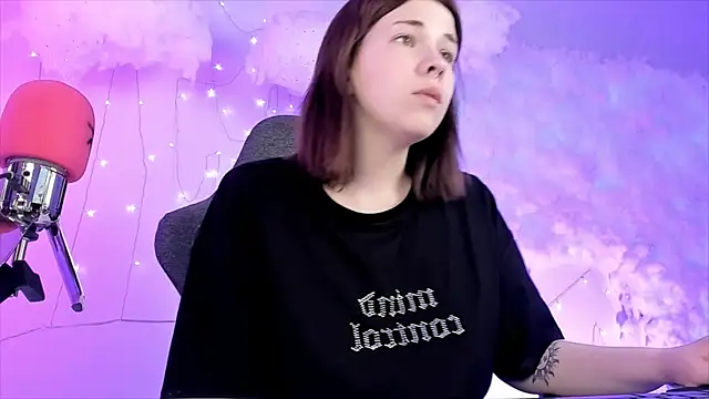 Snapshot of AliceSunday chatting on 02.05.25 AliceSunday online show from 02.05.25