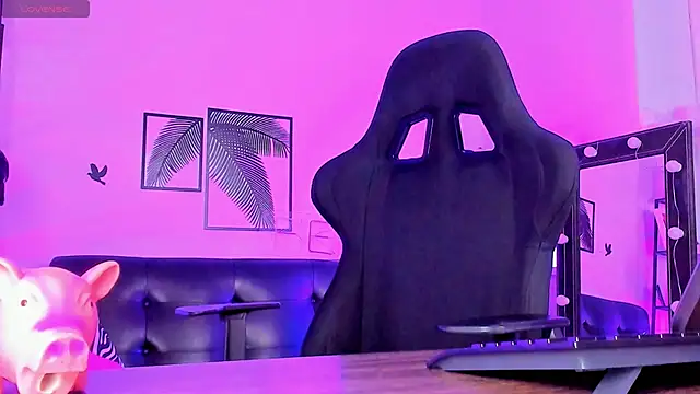 Snapshot of AliceSunday chatting on 02.14.25 AliceSunday online show from 02.14.25