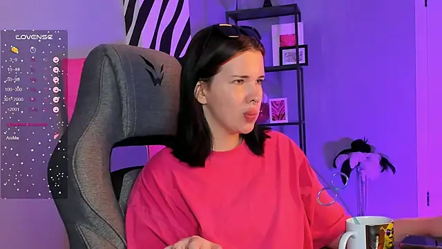 Snapshot of AliceSunday chatting on 09.21.25 AliceSunday online show from 09.21.25