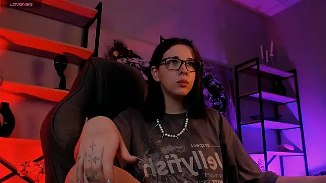 Snapshot of AliceSunday chatting on 09.23.25 AliceSunday online show from 09.23.25