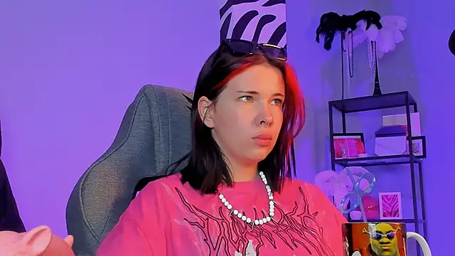 Snapshot of AliceSunday chatting on 09.25.25 AliceSunday online show from 09.25.25