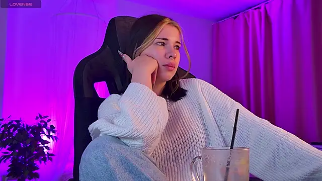 Snapshot of AliceSunday chatting on 10.05.25 AliceSunday online show from 10.05.25