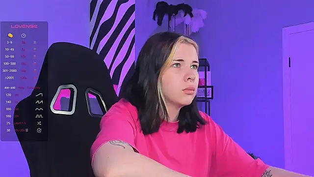 Snapshot of AliceSunday chatting on 10.10.25 AliceSunday online show from 10.10.25