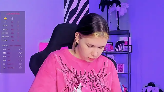 Snapshot of AliceSunday chatting on 10.11.25 AliceSunday online show from 10.11.25