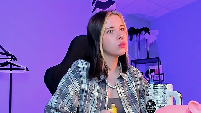 Snapshot of AliceSunday chatting on 10.19.25 AliceSunday online show from 10.19.25