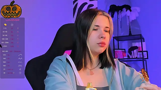 Snapshot of AliceSunday chatting on 10.20.25 AliceSunday online show from 10.20.25