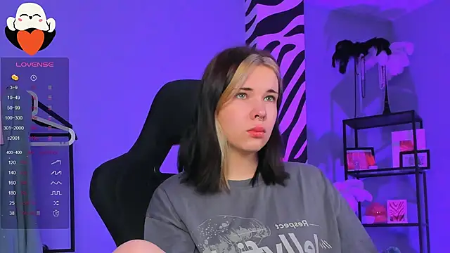 Snapshot of AliceSunday chatting on 10.23.25 AliceSunday online show from 10.23.25