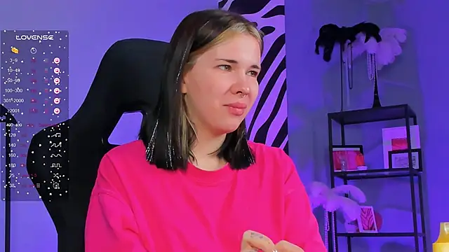 Snapshot of AliceSunday chatting on 10.26.25 AliceSunday online show from 10.26.25