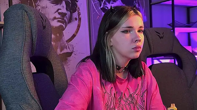 Snapshot of AliceSunday chatting on 10.31.25 AliceSunday online show from 10.31.25