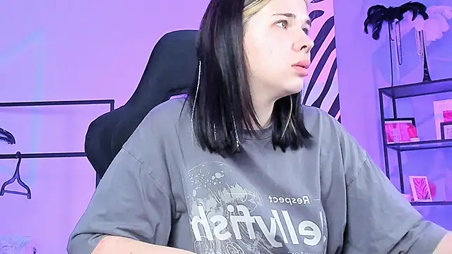 Snapshot of AliceSunday chatting on 11.06.25 AliceSunday online show from 11.06.25