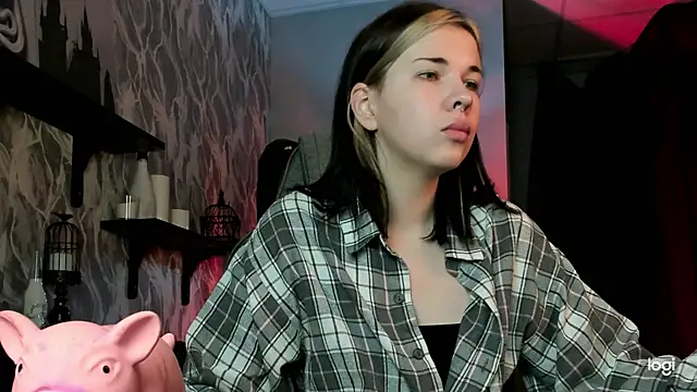 Snapshot of AliceSunday chatting on 11.08.25 AliceSunday online show from 11.08.25