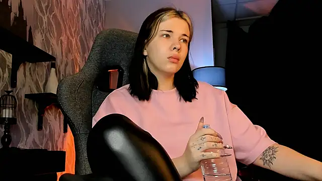 Snapshot of AliceSunday chatting on 11.11.25 AliceSunday online show from 11.11.25