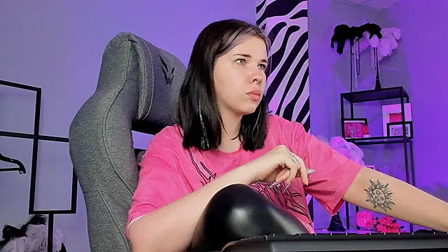 Snapshot of AliceSunday chatting on 11.13.25 AliceSunday online show from 11.13.25