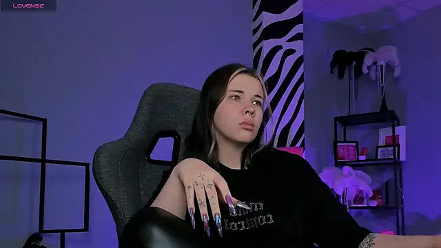 Snapshot of AliceSunday chatting on 11.24.25 AliceSunday online show from 11.24.25