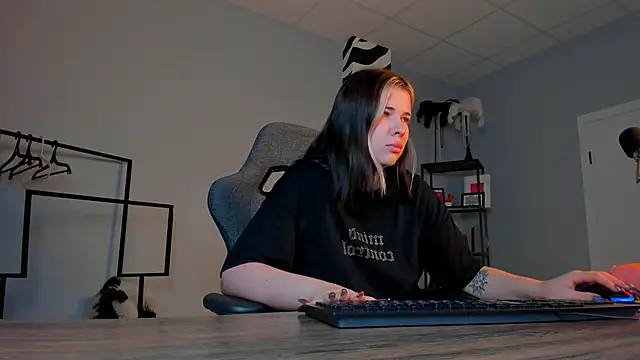 Snapshot of AliceSunday chatting on 11.25.25 AliceSunday online show from 11.25.25