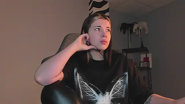 Snapshot of AliceSunday chatting on 11.29.25 AliceSunday online show from 11.29.25