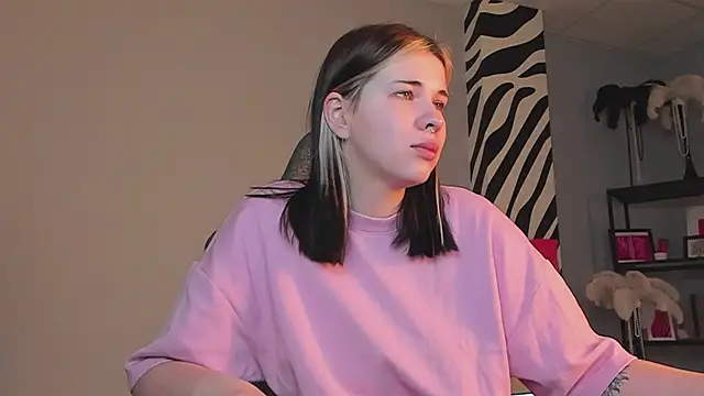 Snapshot of AliceSunday chatting on 12.01.25 AliceSunday online show from 12.01.25