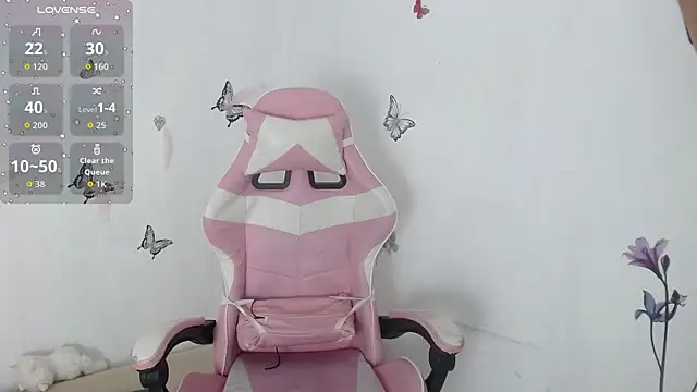 Snapshot of helen_kinett chatting on 10.30.25 helen kinett online show from 10.30.25