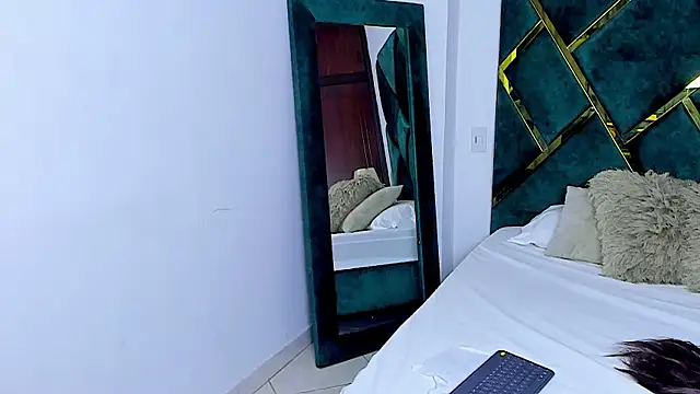 Criss Ariana online show from 02.25.25