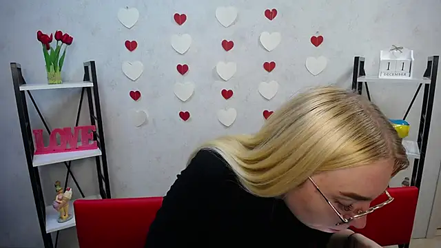 Snapshot of BeatriceFly chatting on 12.11.24 BeatriceFly online show from 12.11.24