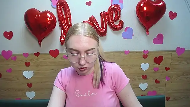 Snapshot of BeatriceFly chatting on 02.18.25 BeatriceFly online show from 02.18.25