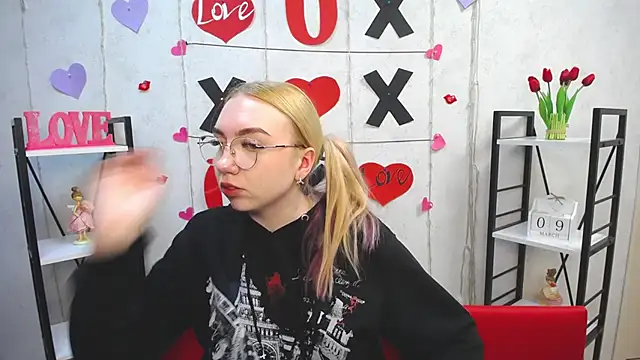 Snapshot of BeatriceFly chatting on 03.10.25 BeatriceFly online show from 03.10.25