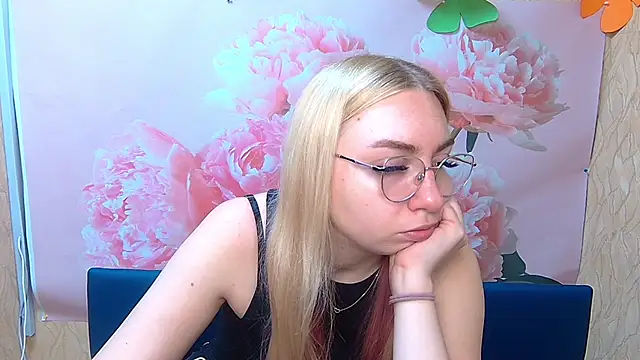 Snapshot of BeatriceFly chatting on 09.27.25 BeatriceFly online show from 09.27.25