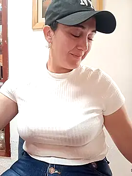 Snapshot of skayhot_ chatting on 02.18.25 skayhot online show from 02.18.25