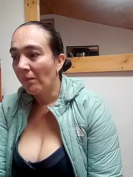 Snapshot of skayhot_ chatting on 10.28.25 skayhot online show from 10.28.25