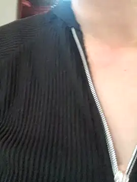 Snapshot of skayhot_ chatting on 11.21.25 skayhot online show from 11.21.25