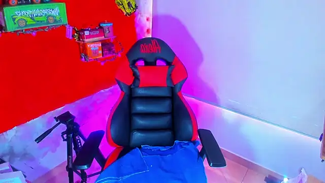 LilOwen  online show from 10.24.25