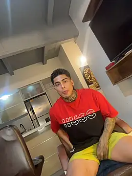 Snapshot of Dominiofit chatting on 12.18.25 Dominiofit online show from 12.18.25