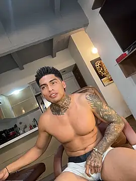 Snapshot of Dominiofit chatting on 12.18.25 Dominiofit online show from 12.18.25