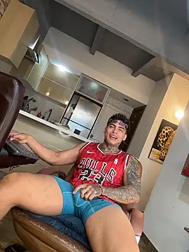 Snapshot of Dominiofit chatting on 12.19.25 Dominiofit online show from 12.19.25